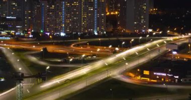 Gece vakti otoyolda trafik Kyiv Ukrayna