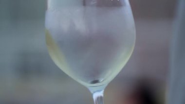 Bir bardak beyaz şarap