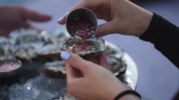 紧紧抓住一只牡蛎的手 — 图库视频影像