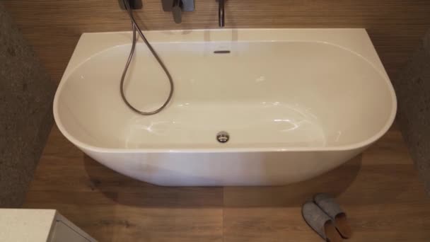 带淋浴器的浴室的壁面质感 — 图库视频影像