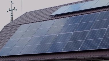 Çatıdaki güneş panelleri