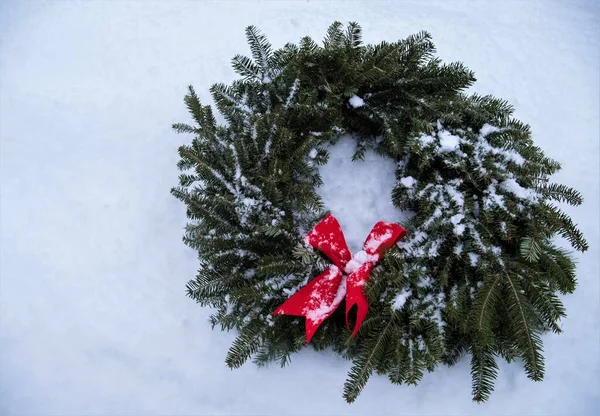 Karla Kaplı Kırmızı Kurdeleli Noel Çelengi — Stok fotoğraf