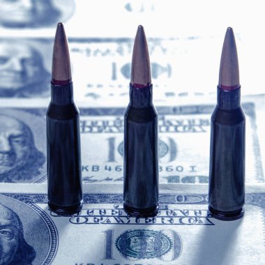 ABD Doları 'na karşı çıkarılan kurşunlar, iş dünyasının, askeri çatışmaların ve cinayetlerin soyut bir sembolü olarak tasarılıyor..