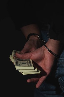 Yolsuzluk, yasadışı bahşiş konsepti. Kelepçeli, tutuklu bir adam var..