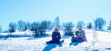 Karlı bir dağda eğlenen iki genç kız arkadaş. Metin veya tasarım için boşluk kopyala.