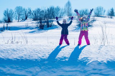 Karlı bir dağda eğlenen iki genç kız arkadaş. Uzayı kopyala Yatay görüntü. Boşluğu kopyala.