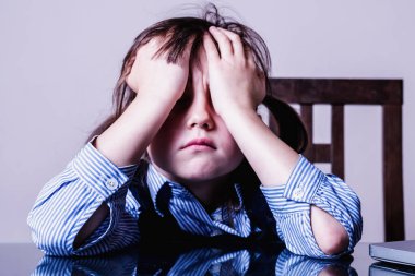 Ofiste fazla mesai yapan kafası karışmış genç ve güzel bir kızın komik portresi..