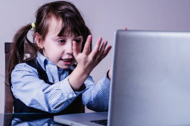 Ofiste fazla mesai yapan kafası karışmış genç ve güzel bir kızın komik portresi..