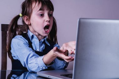 Profesyonel tükenme konsepti. Kafası karışmış genç iş kızı ofiste fazla mesai yapıyor.. 