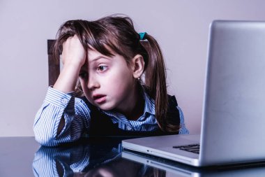 İş finansmanı, bankacılık ve para kavramı. Uykulu, yorgun ve kafası karışmış genç kız ofiste fazla mesai yapıyor.. 