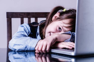 Uykucu, genç ve güzel iş kızı ofiste fazla mesai yapıyor..