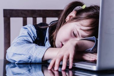 Uykulu ve yorgun genç güzel iş kızı ofiste fazla mesai yapıyor.. 