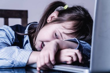 İş ve profesyonel tükenme kavramı. Uykulu ve yorgun genç güzel iş kızı ofiste fazla mesai yapıyor..