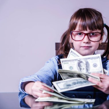 İş finansmanı, bankacılık ve para kavramı. Bir sürü parası olan güzel bir kızın portresi. Boşluğu kopyala.