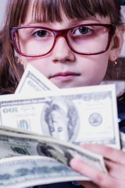 İş finansmanı, bankacılık ve para kavramı. Bir sürü parası olan güzel bir kızın portresi..
