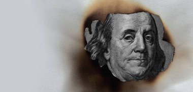 Enflasyon ve finansal krizin sembolü olarak yakılan dolar banknotları. Boşluğu kopyala.