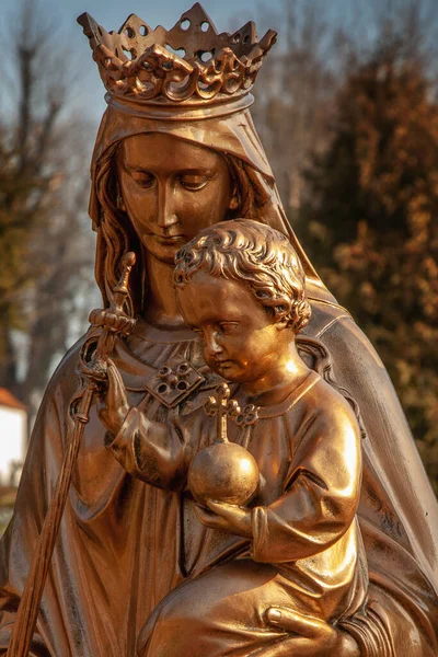 赤ん坊イエス キリストと聖母マリアの古代の像を閉じます — ストック写真