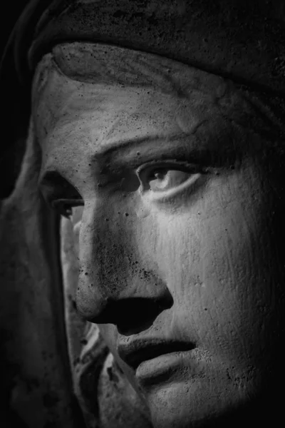 Фрагмент Древней Статуи Девы Марии Черно Белое Вертикальное Изображение — стоковое фото