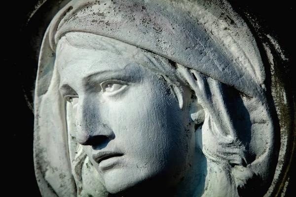 Дева Мария Фрагмент Древней Статуи — стоковое фото