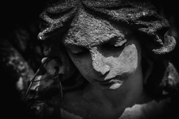 人生の終わりの象徴として 黒と白のイメージのOg悲しい天使 古代の石像の断片を閉じる — ストック写真