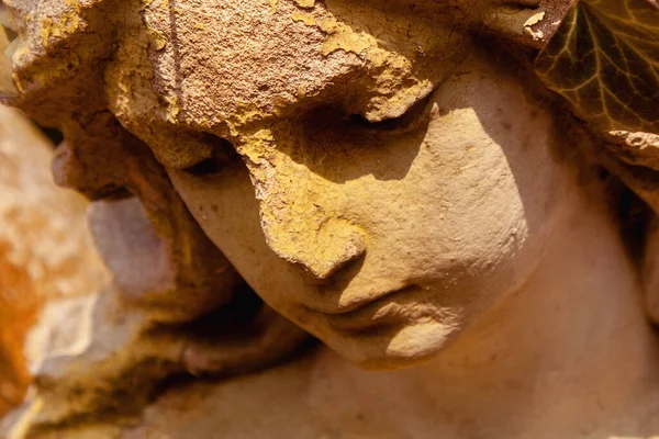 恐怖と人生の終わりの象徴として悲しい美しい天使の顔 古代の石像の断片を閉じる — ストック写真