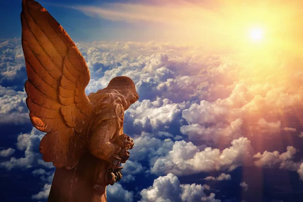 太陽の光の中で素晴らしい天使のアンティークの像 信仰の概念 水平像 — ストック写真