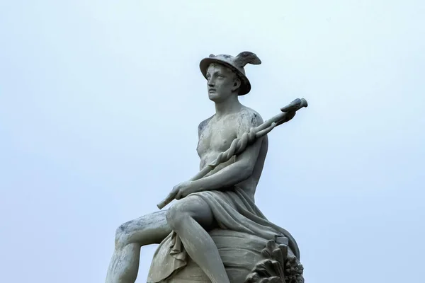 古代の商業 旅行者エルメス マーキュリー のアンティークの神の像 彼はオリンピックの神々の使いで足に羽をつけてヘルメットをかぶっている — ストック写真