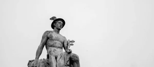 Древняя Статуя Античного Бога Торговли Купцов Путешественников Гермеса Меркурия Черно — стоковое фото
