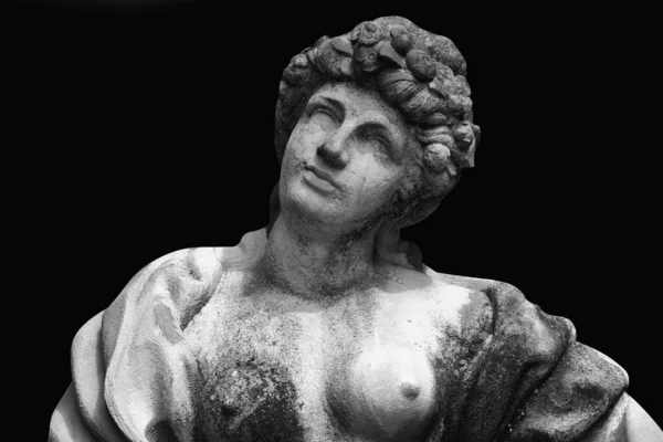 古代神話における愛の美しいオリンピック女神アフロディーテ ヴィーナス 黒の背景に古代の像の断片 — ストック写真