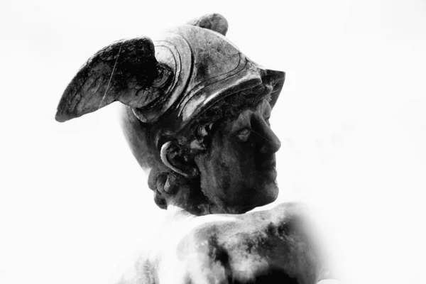 Antika Ticaret Tanrısının Tüccarların Gezginlerin Antik Heykelinin Siyah Beyaz Görüntüsü — Stok fotoğraf