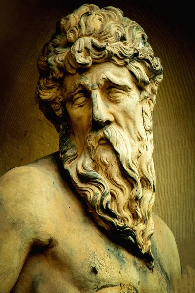 Zbliżenie Fragmentu Starożytnej Kamiennej Posągu Herkulesa Dramatycznego Widoku Zachmurzonego Nieba — Zdjęcie stockowe