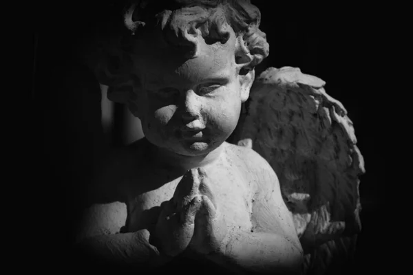 Черно Белый Образ Маленького Печального Ангела Смерти Фрагмент Древней Статуи — стоковое фото