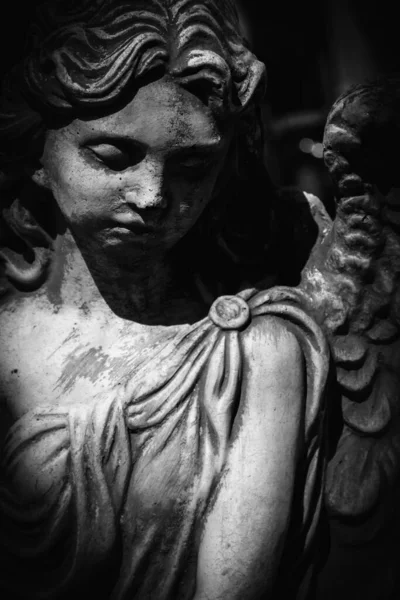死の悲しい天使の黒と白の垂直画像 古代の像の断片 — ストック写真