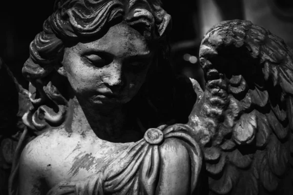 悲しい死の天使の黒と白のイメージ 古代の像の断片 — ストック写真