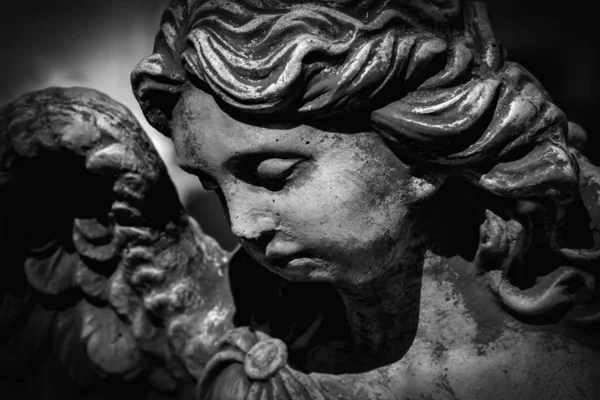 人生の終わりの象徴として悲しい天使を閉じます 古代の像の断片 白黒の画像 — ストック写真
