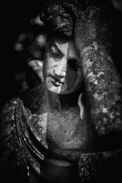Statua Pietra Molto Antica Dell Uomo Che Piange Sulla Tomba — Foto Stock