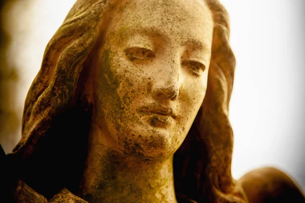 人生の終わりの象徴として美しい悲しい天使 古代の石像 — ストック写真