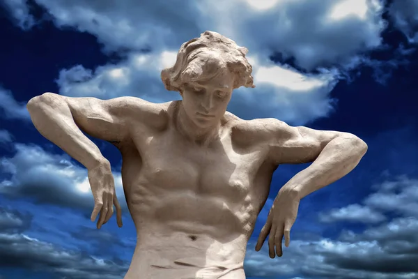 Άγαλμα Του Άτλαντα Μπλε Ουρανό Λίγα Σύννεφα Στους Ώμους Του — Φωτογραφία Αρχείου