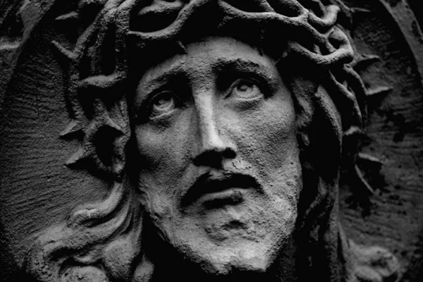 Imagen Blanco Negro Estatua Piedra Antigua Jesucristo Una Corona Espinas — Foto de Stock