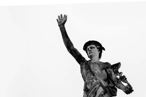 商人や旅行者エルメス マーキュリー のアンティークの神 彼は足とヘルメットに翼を持つオリンピックの神々のメッセンジャーです 白黒の画像 スペースのコピー — ストック写真