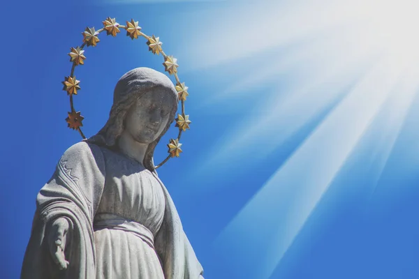Діва Марія Проти Блакитного Неба Фрагмент Стародавньої Статуї Релігія Віра — стокове фото