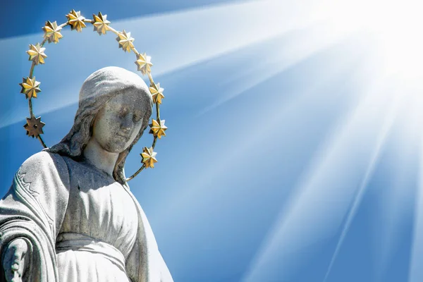 圣母玛利亚蓝天映衬下的古代雕像碎片 — 图库照片