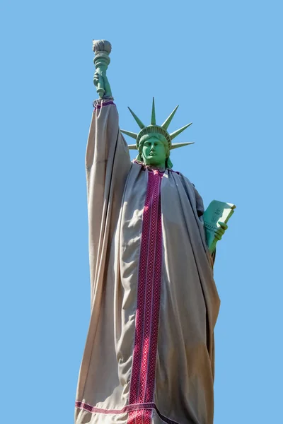 Statue Liberté Portant Chemise Brodée Ukrainienne Vyshyvanka Comme Symbole Lutte — Photo