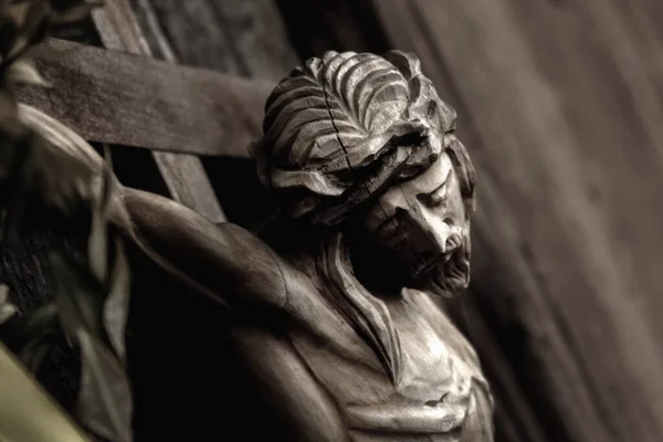 十字架上有耶稣十字架的古代木制雕像 — 图库照片