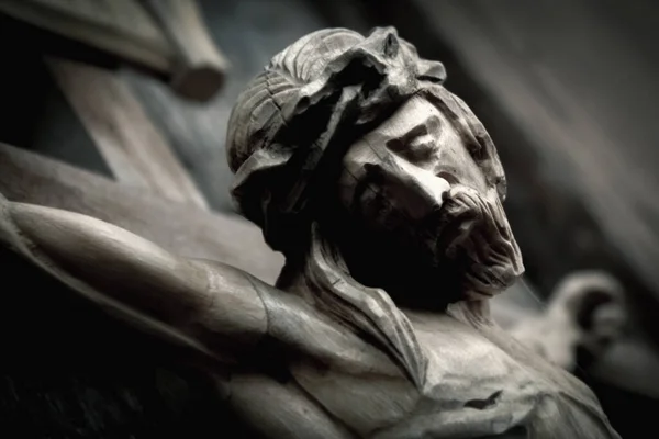 Nahaufnahme Einer Antiken Holzstatue Des Heiligen Kreuzes Mit Dem Gekreuzigten — Stockfoto
