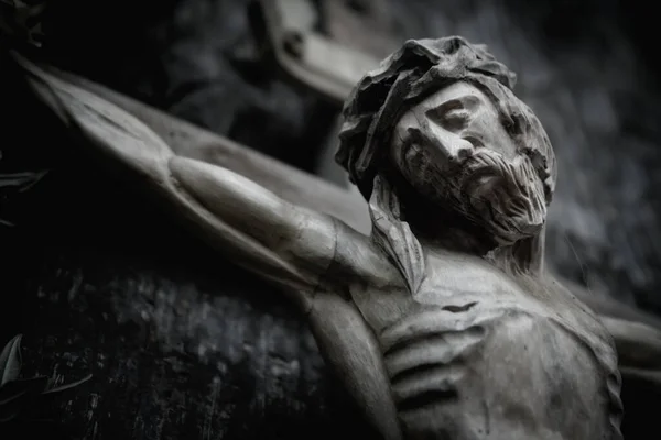 十字架につけられたイエス キリストとの聖なる十字架の古代木像 水平像 — ストック写真