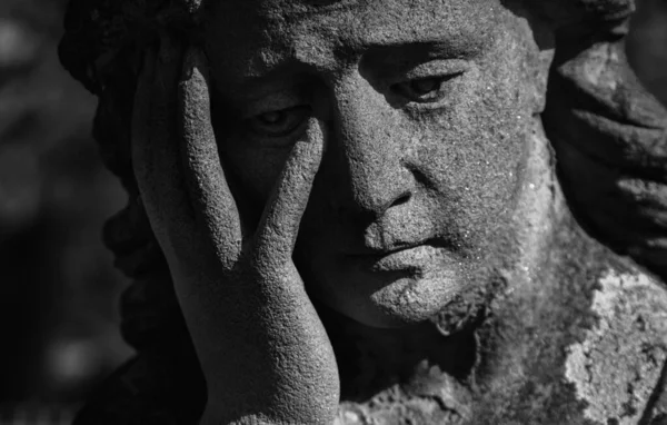 Frammento Ravvicinato Antica Statua Pietra Donna Triste Disperata Sulla Tomba — Foto Stock