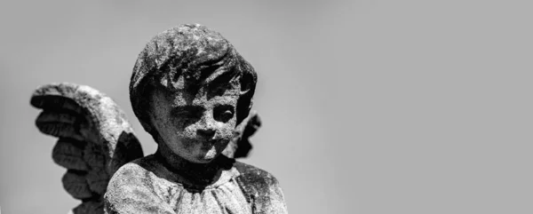 Маленький Ангельский Фрагмент Древней Каменной Статуи Черно Белое Изображение Копирование — стоковое фото