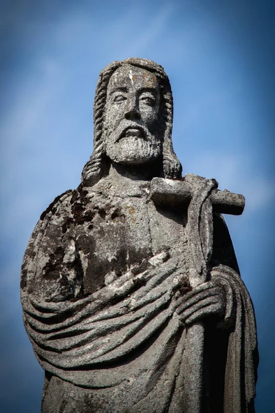 Statua Pietra Dell Apostolo Con Croce Rotta Contro Cielo Blu — Foto Stock
