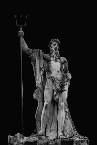 强大的海神和海洋海王星 波塞冬 尼普敦的三叉戟象征着力量 力量和无拘无束 黑色背景下的古老雕像 垂直图像 — 图库照片